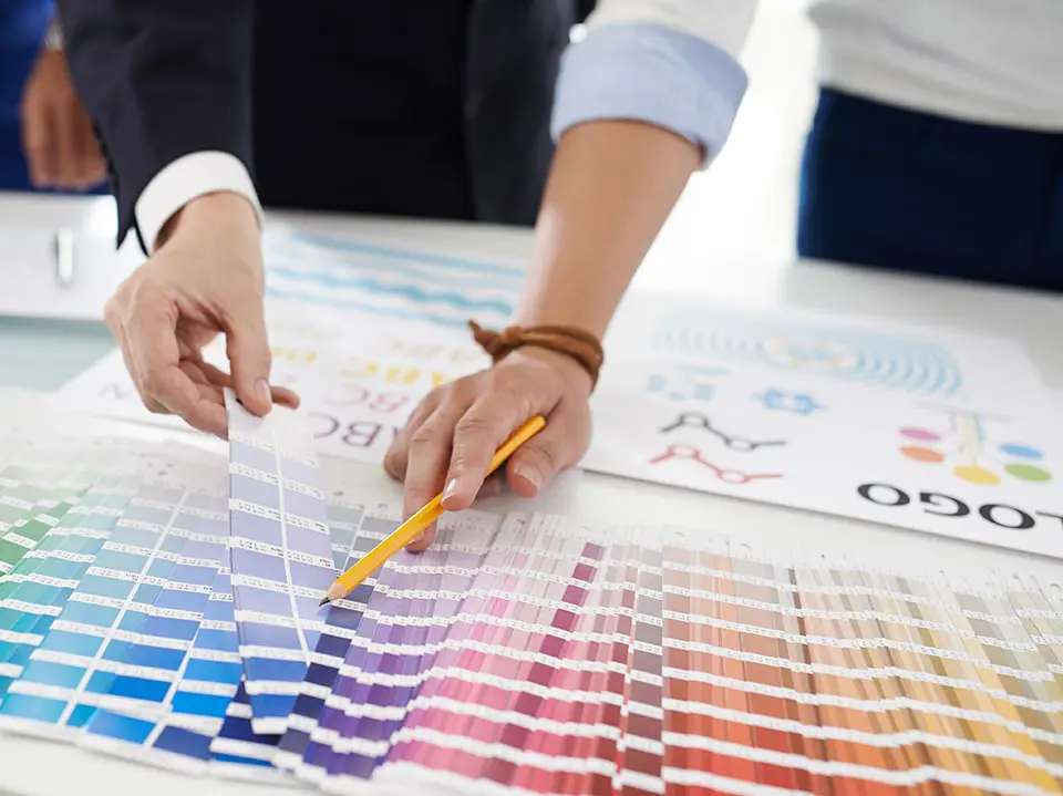 équipe de designer de l'agence web grid communiacation en train de définir les couleurs d'un logo
