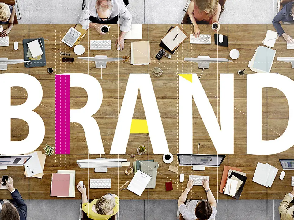 photo de l'agence web grid communication lors d'un brain storming concernant le brand