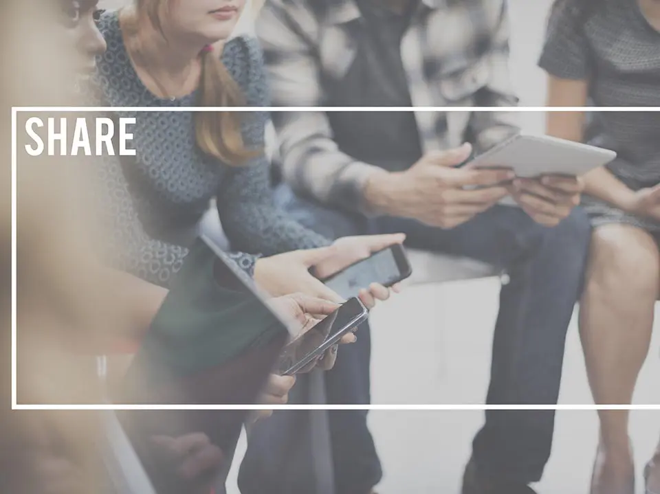 jeunes personnes avec tablette et téléphone mobile pour illustrer l’utilisation des réseaux sociaux